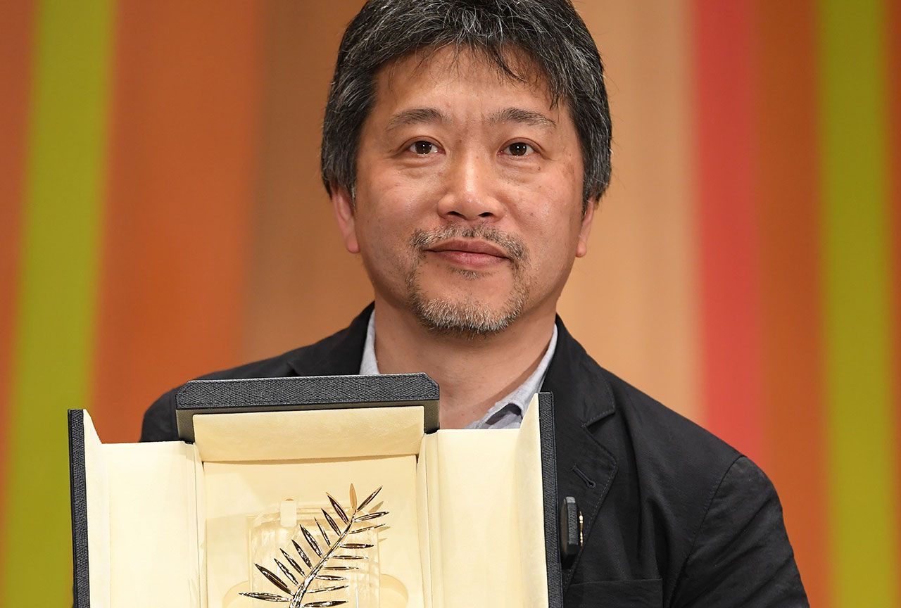 5月23日、次回作の取材のためニューヨークに滞在していた是枝が羽田空港で凱旋帰国会見。パルムドールのトロフィーを披露した
