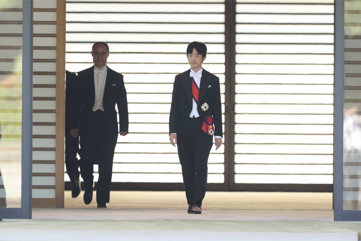 成年式の一連の行事を終えられ、宮殿から出る悠仁さま