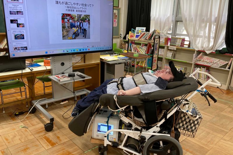 小学校でパワーポイントを使いながら、誰もが過ごしやすい社会について講演を行ったときの様子