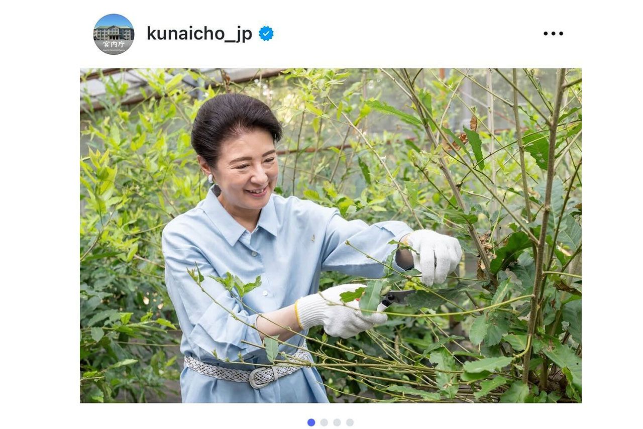 7月9日、雅子さまが皇居内の紅葉山御養蚕所で繭を収穫するご様子(宮内庁のインスタグラム)