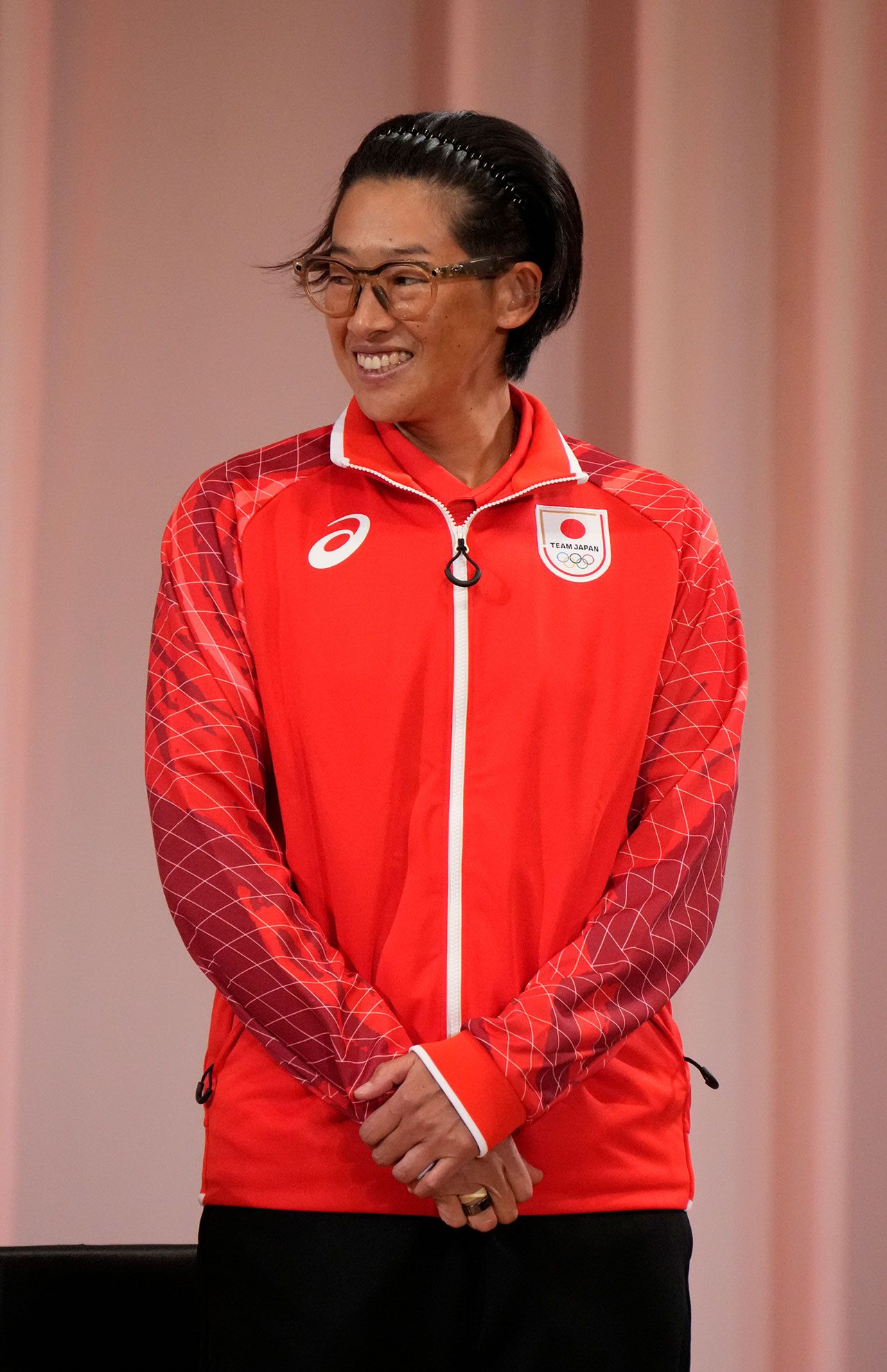 “ファイアリーレッド“という鮮やかな赤色が印象的な第20回アジア競技大会の選手のジャージ