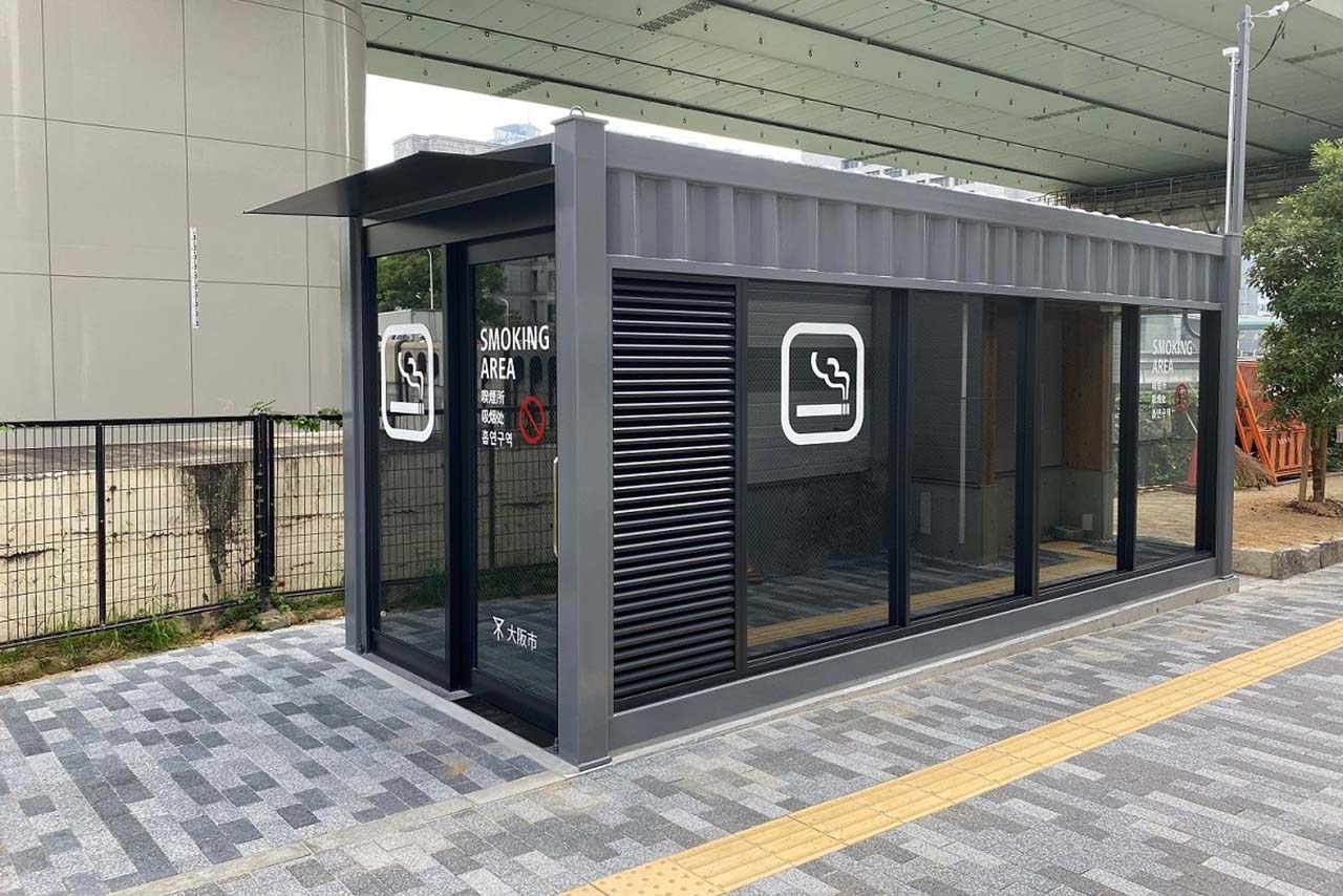 大阪市が維持管理する7か所の喫煙所の一つ、堂島公園内喫煙所はコンテナ型が特徴的だ（設計会社『ランドピア』プレスリリースより）