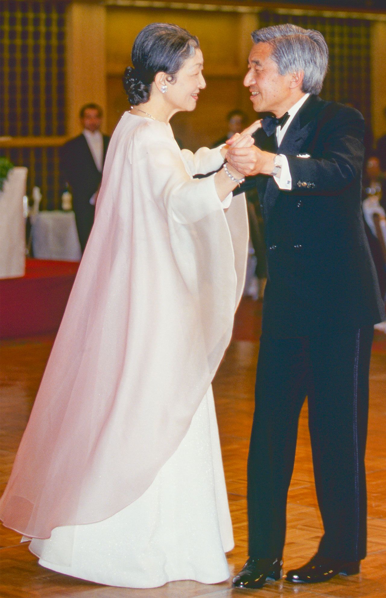「チェリー・ブロッサム・チャリティ・ボール」でのひとコマ。美智子さまの手をとられて楽しそうに踊られる上皇さま（1993年4月16日）