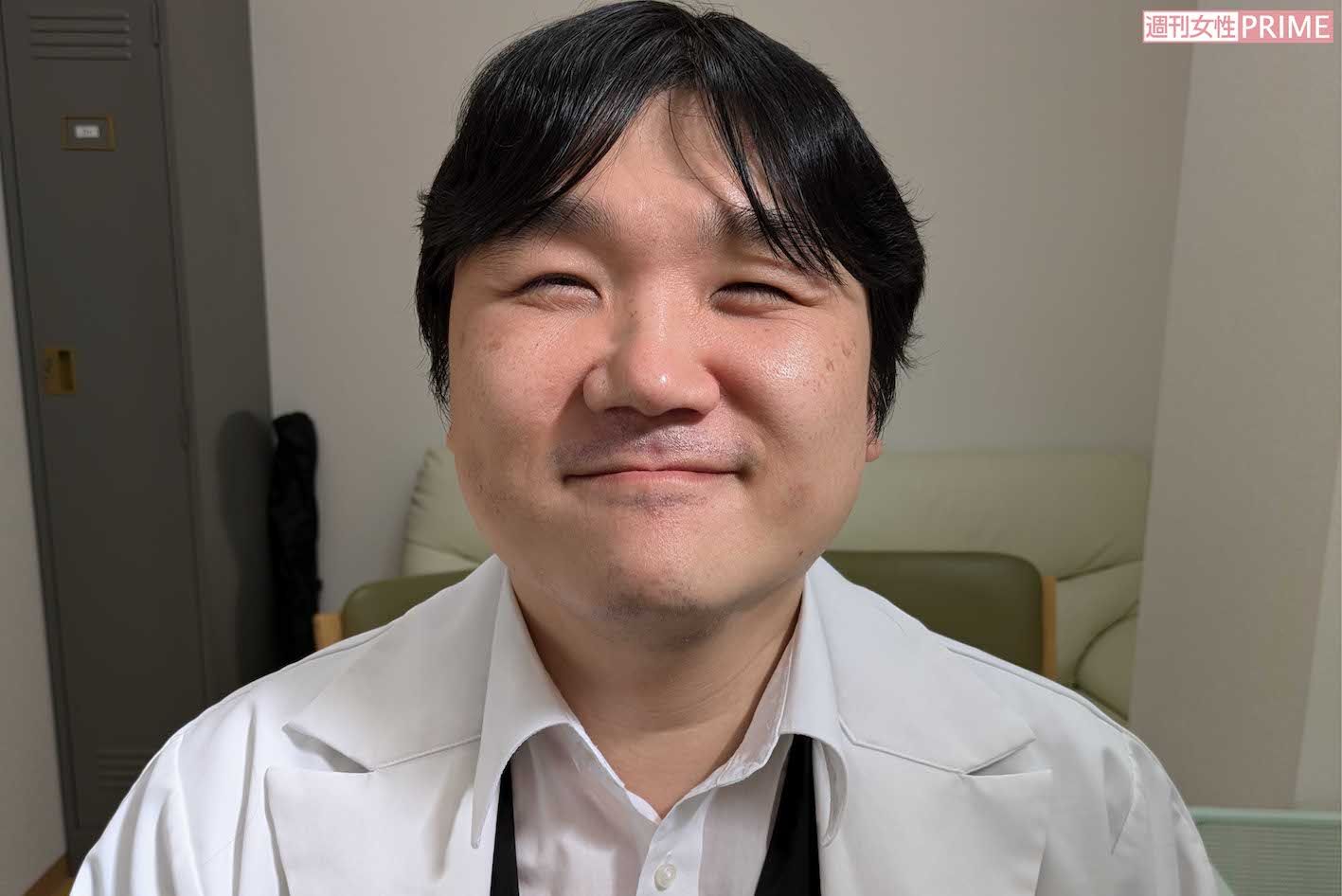 ふくば・しょうた　1980年広島県呉市生まれ。医療法人「風のすずらん会　美唄すずらんクリニック」副院長。東京医科大学在学中に、難病指定疾患「網膜色素変性症」と診断され、視力が低下する葛藤の中で医師免許を取得。2006年に精神科医として着任。2018年から「視覚障害をもつ医療従事者の会　ゆいまーる」の幹事、「公益社団法人NEXTVISION」の理事として、目を病んだ人たちのメンタルケアについても活動中。ライフワークは音楽と文芸の創作。オフィシャルウェブサイトhttps://micro-world-presents.net/