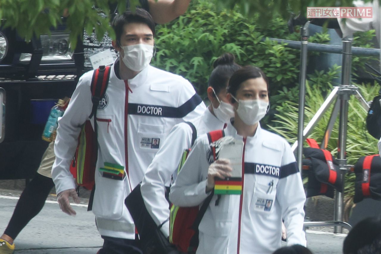 2022年6月、映画『TOKYO MER』撮影中のジェシーと中条あやみ