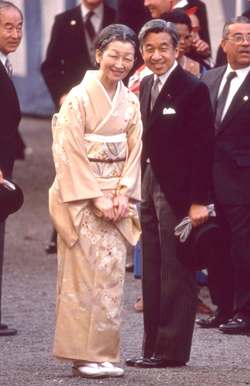  即位礼に参列された外国の賓客等を招き園遊会を開催。このとき「梅」があしらわれたお着物を（'90年11月）