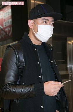 記者の名刺を芸人仲間に見せながら、不安げな表情で立ち去った