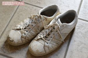 キャンプ当日にはいていたとも子さんのシューズ。新品だったこの靴は穴があいてボロボロになっていた。必死で美咲ちゃんを捜し回った痕跡がわかるが、ネット上では「テントでボランティアに偉そうに指示して動かない母親」とデマが流されている