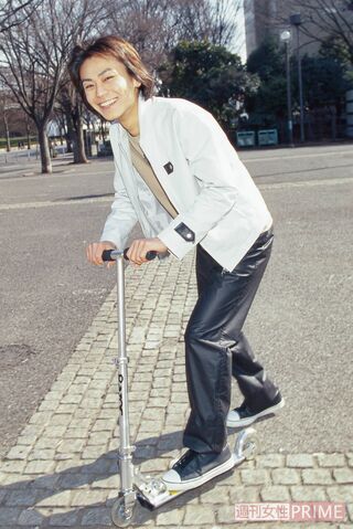 '00年2月。記念すべき初特写で「老人ホームを回っていて、おじいちゃんやおばあちゃんが歌を聴いてくれるのが本当にうれしい」　撮影／廣瀬靖士、本誌写真班