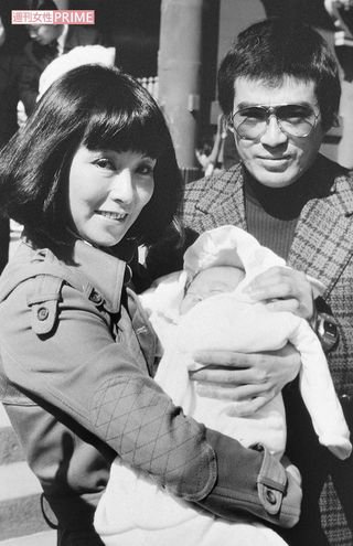 '75年2月、長女・樹里の“お宮参り”でのひとコマ。幸せいっぱいの千葉と野際さん