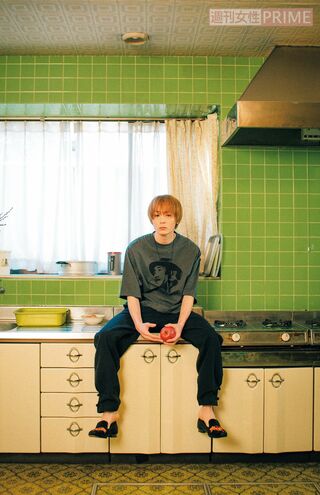 家のキッチンでナチュラルな表情。料理男子の一面も。（撮影／MARCO）