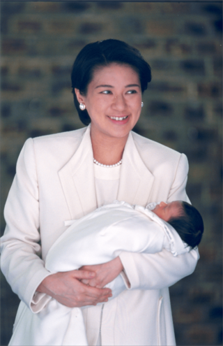 '01年12月8日、お世継ぎのプレッシャーがかかる中で出産した愛子さまとご退院