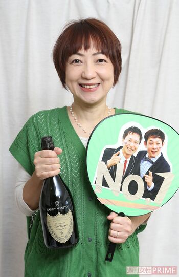 マシンガンズ滝沢秀一の妻・友紀さん。大会後、夫は有吉弘行のラジオに出演。有吉からお祝いにと贈られたドンペリと、応援に来た友人が作ってくれたというジャニーズ風うちわ