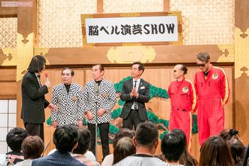 司会の大木凡人が、青空球児・好児と丁々発止の掛け合いを。お客さんの後頭部にも年代を感じる　撮影／矢島泰輔