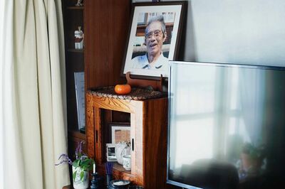 手元に分骨し、毎日仏壇に手を合わせる。「仏壇が小さいかわりに、夫の写真を大きく飾っています。狭いわが家にぴったりです」（写真／林ひろし）