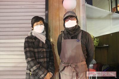 左から、ビッグイシュー日本スタッフの佐野さん、販売者の西さん　撮影／伊藤和幸