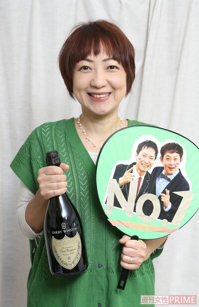 マシンガンズ滝沢秀一の妻・友紀さん。大会後、夫は有吉弘行のラジオに出演。有吉からお祝いにと贈られたドンペリと、応援に来た友人が作ってくれたというジャニーズ風うちわ