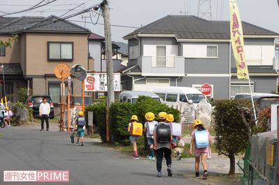 昨年事件があった松戸市で見守られながら下校する児童
