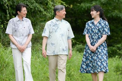 天皇ご一家、お忍びで「那須どうぶつ王国」へ！陛下はご自身のカメラで愛子さまを撮影、家族水入らずで笑顔…