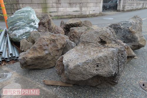 家主の男性が「自分の土地」とする場所には大きな石が置かれていて