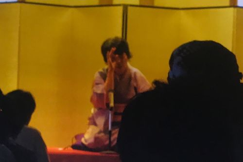 落語を披露する奥村さん。舞台に立つことは健康にもよい効果がある