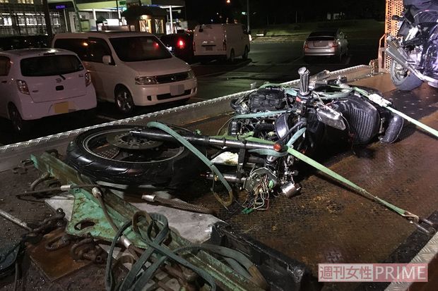 破損した百合子さんのバイクが事故の衝撃を物語る。下を向いて漫画を読んでいた受刑者は前方を見ずに運転。ノーブレーキで突っ込んだ（井口さん提供）