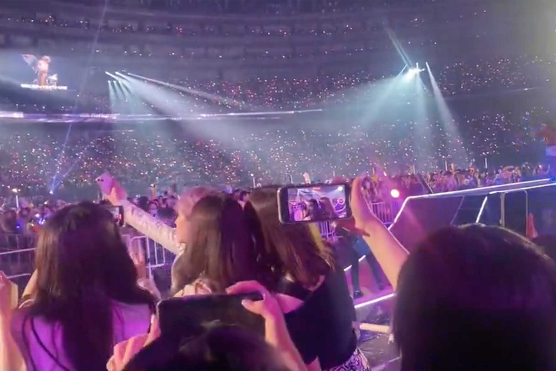 ファンのスマホで“自撮りファンサ”を行う『美 少年』の佐藤龍我（ツイッターより）