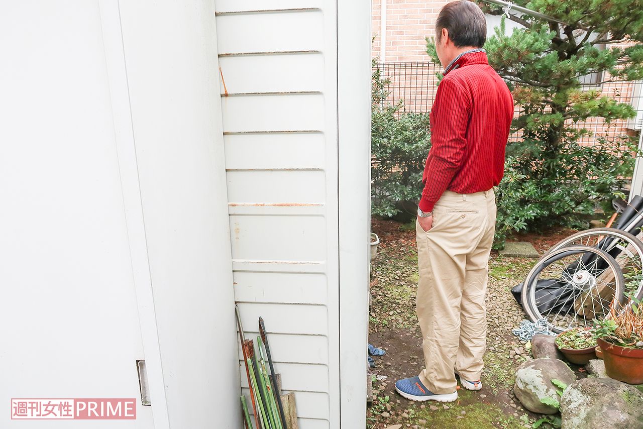 11個のサドルが見つかった自宅の物置を案内する容疑者の兄。何も知らなかったそう