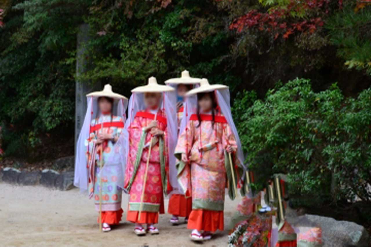 「平安時代か」UV傘用カーテンにそっくりな昔の外出姿（写真はイメージです）