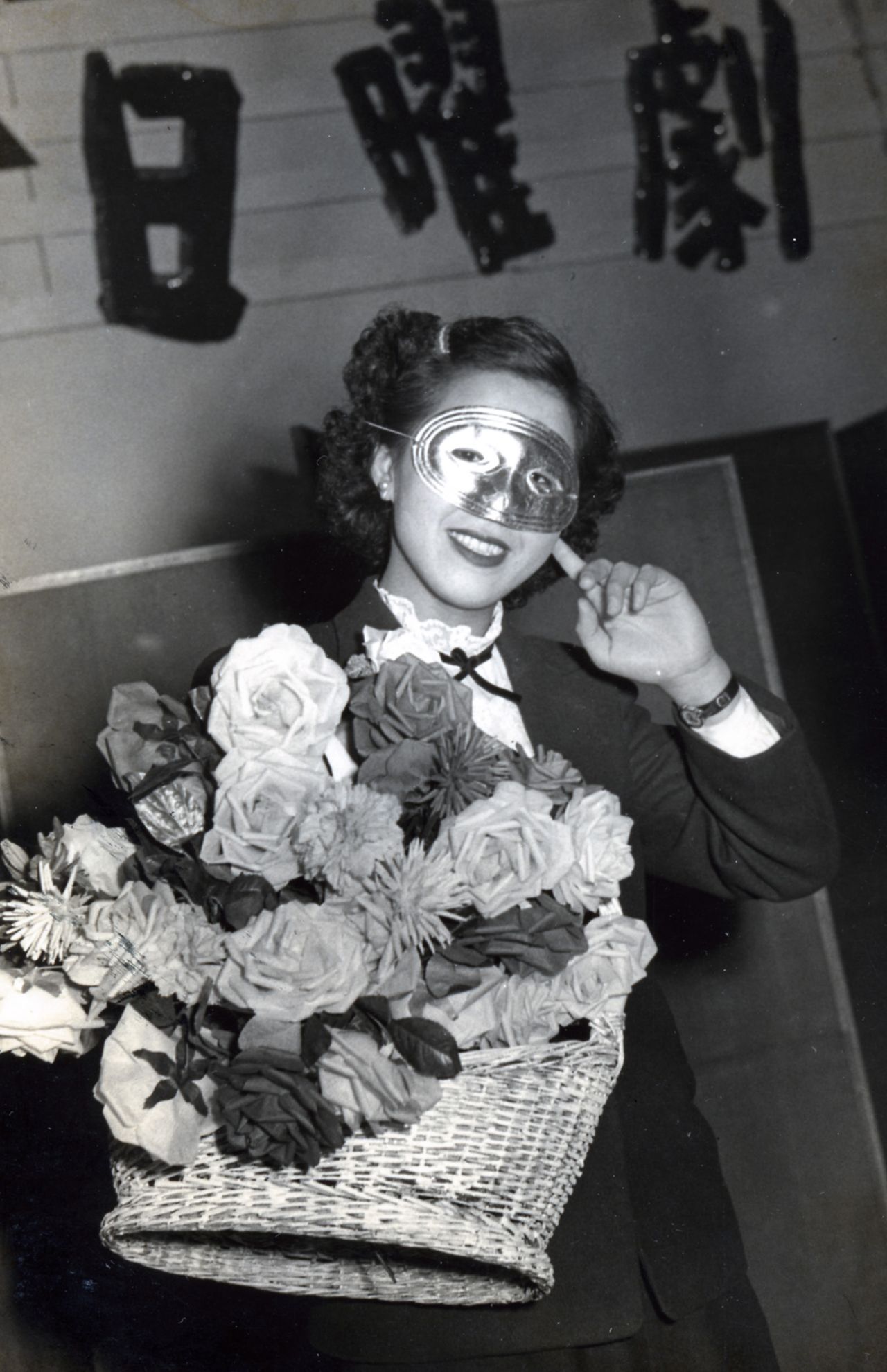 覆面をかぶってデビューしたコロムビア・ローズ