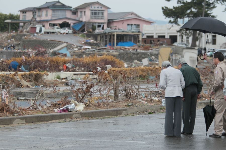'11年5月　両陛下は、福島・相馬市で避難所となっている小学校をご訪問。原釜尾浜海水浴場近くでは、津波で流された家々の跡に深く黙礼された