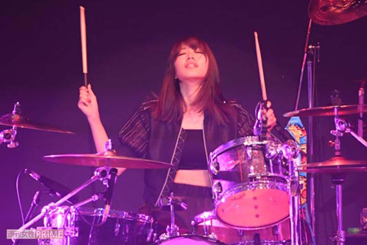 ロックフェスで熱演するSILENT SIRENドラマー梅村妃奈子（2017年2月）