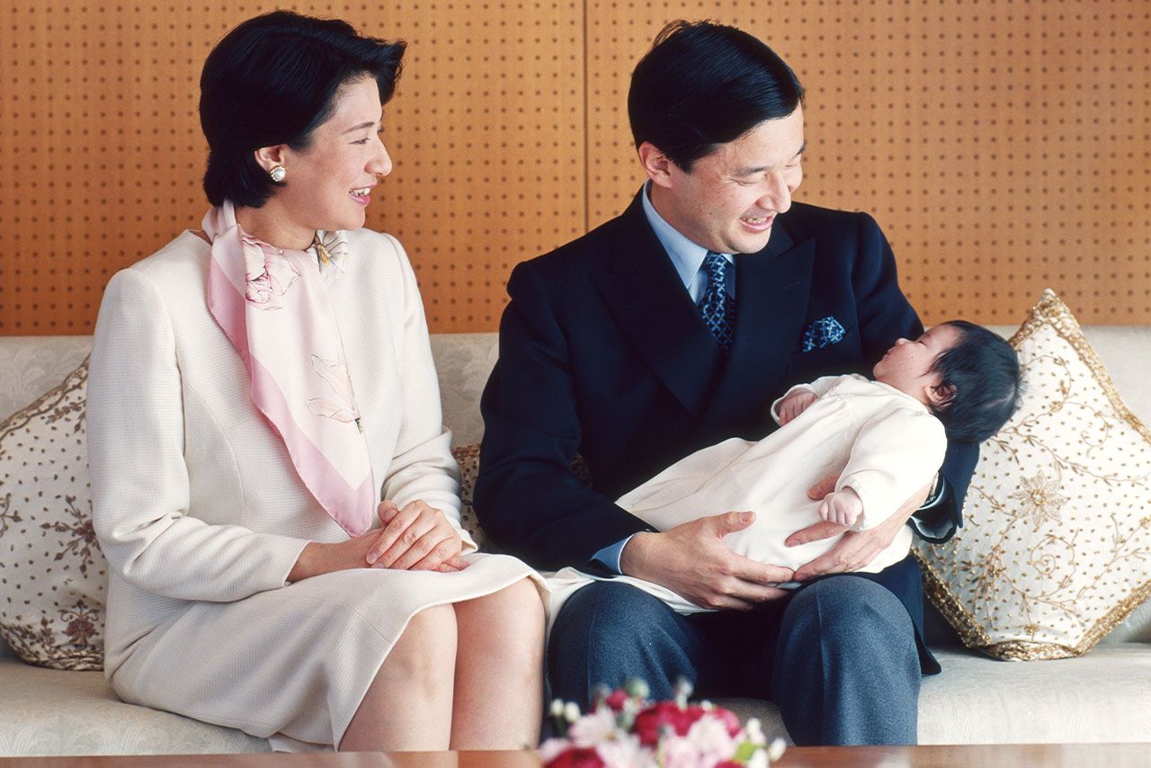 '02年2月、皇太子さま（当時）が42歳のお誕生日をお迎えになるにあたり撮影されたお写真。1歳となられた愛子さまを抱かれる殿下は“パパの顔”に。