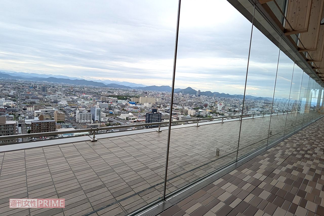 ドラマ『VIVANT』（TBS系）14話のロケ地で使用された岐阜県庁の20階の展望ロビー　撮影／編集部