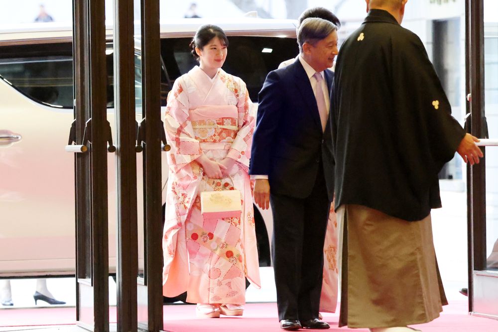 2026年1月、天覧相撲では淡い桜色の振り袖を