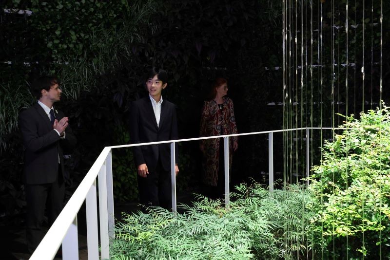 ベルギー館では天上から水が落ちるオブジェの前で説明を受けられた（9月24）