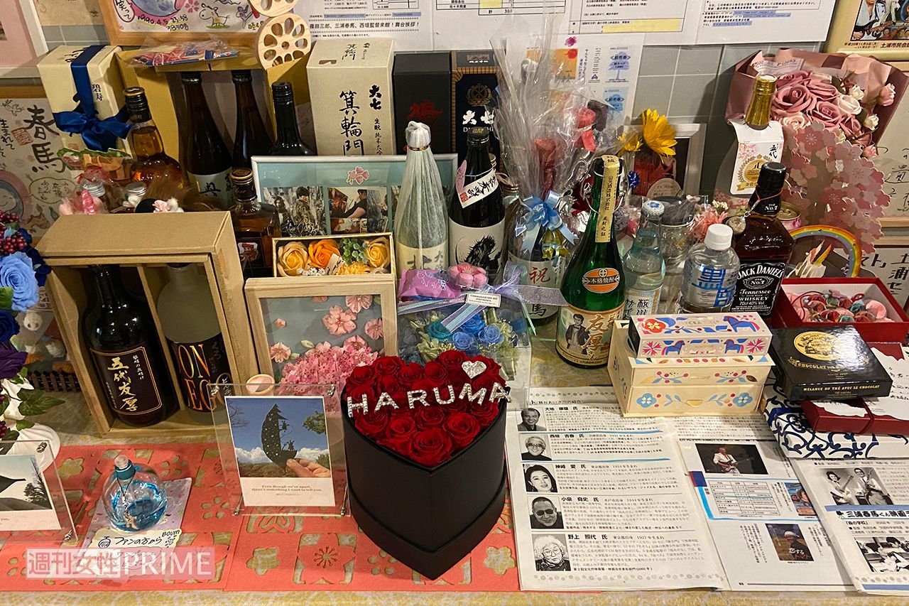 土浦セントラルシネマズには三浦春馬さんのファンから送られてきた春馬さんゆかりの品々が並ぶ