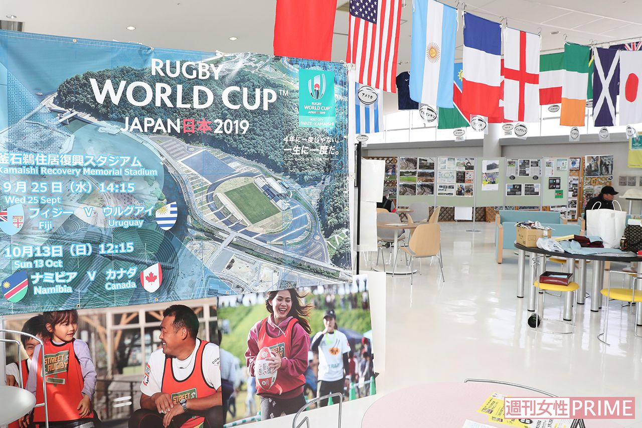 ラグビーカフェの半分はW杯コーナーに。出場国の国旗などが並ぶ