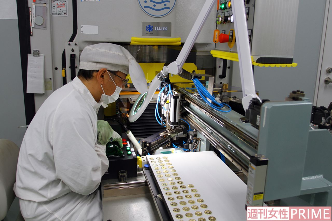 2.プレス機で2回以上圧印され、円形に模様がつけられる。この後は防錆工程へ