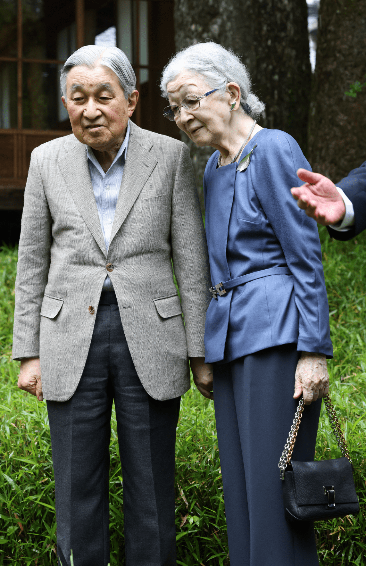 5月28日、東武日光駅に到着された後、日光田母沢御用邸記念公園を散策された上皇ご夫妻