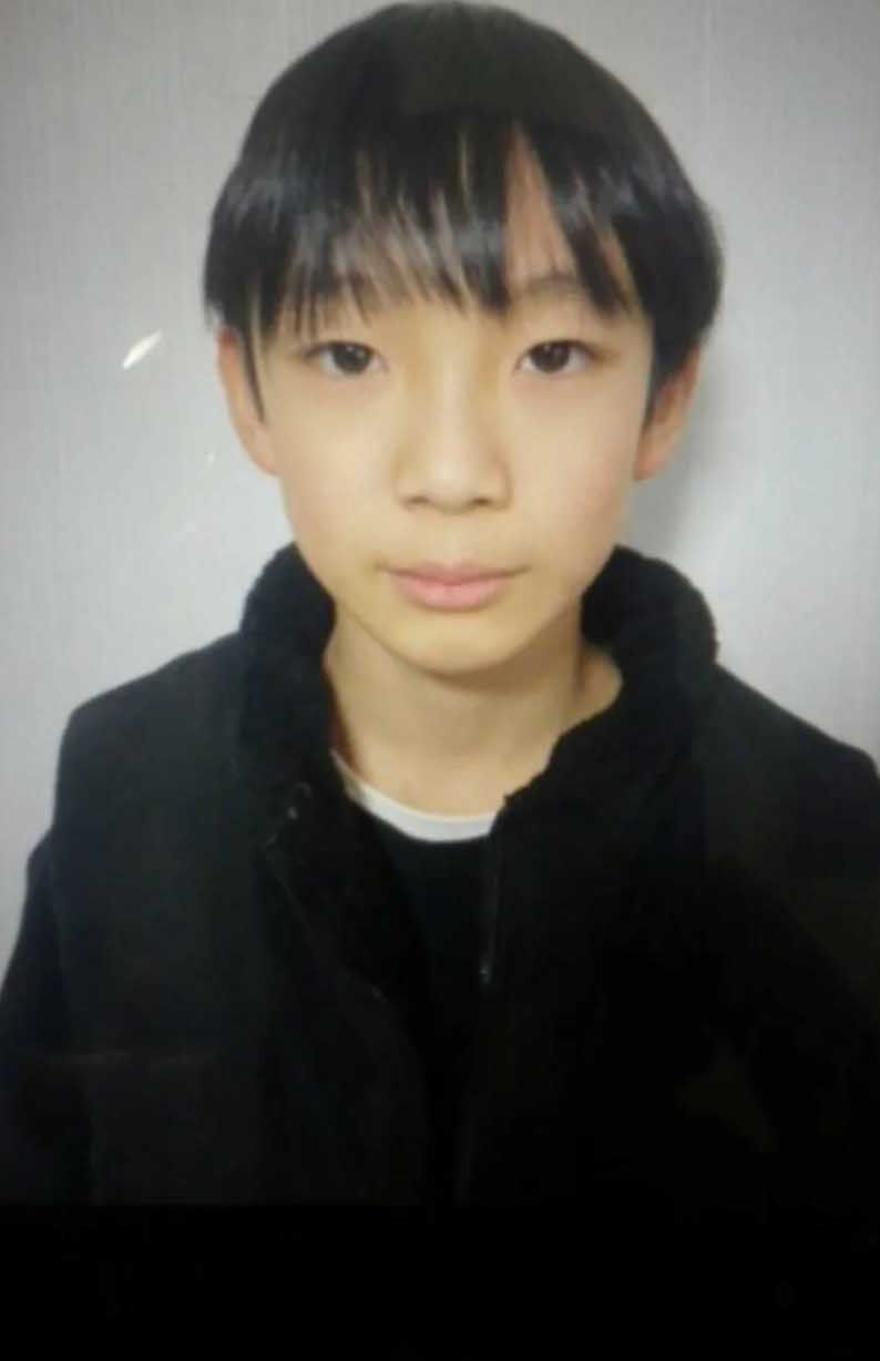 登校中に行方不明となってから半月が過ぎた、京都府南丹市立園部小学校6年の安達結希（ゆき）くん。京都府警が公開した写真