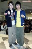 2004年、「WaT」のCDデビューイベントに出演したウエンツ瑛士と小池徹平