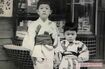 幼き日の江蔵さん(左)と弟。性格は異なり、弟が父から殴られることはなかったという