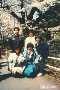 来日後、1年遅れで高校へ入学した新津さん（前列中央）。両親、きょうだいと一緒に撮った記念の1枚