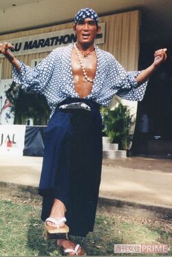 鼻緒に血で指が固まってしまい、激痛の中、完走後には氷水に足をつけて引き剥がしていたという。当然、水は血で真っ赤に