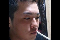 タバコをくわえる拳士郎容疑者（拳士郎容疑者のFacebookより）
