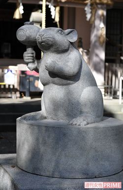 「狛鼠」は意外とスムーズに回転。内側に回そう　撮影／渡邉智裕