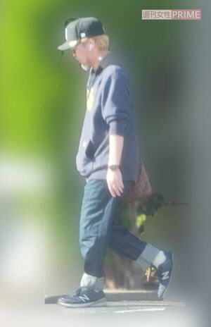 2024年11月中旬、帰宅するスピードワゴン・小沢一敬。金髪は変わらず、白いヒゲは伸びきっていた