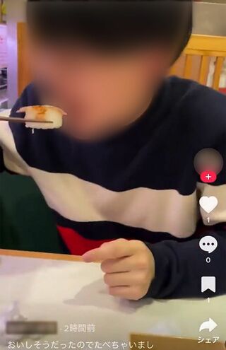 “注文品”として流れている寿司の1貫を、男性が箸で取り、ほおばる（SNSより）