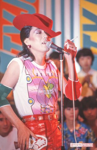 『OH!ギャル』の衣装とメイクをお披露目。タバコ片手に歌うスタイルは今ではNG（'79年撮影）　写真／週刊女性写真班